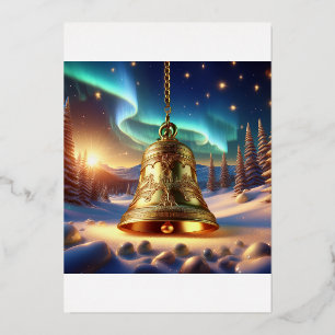 Goldene Weihnachtsglocke in einer schneebedeckten Folien Feiertagskarte