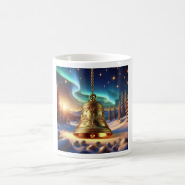 Goldene Weihnachtsglocke in einer verschneiten Win Kaffeetasse