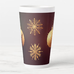 Goldene Weihnachtsornamente mit Schneeflocken Milchtasse