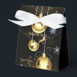 Goldene Weihnachtsschmuck Shiny Stars Schwarz Geschenkschachtel<br><div class="desc">Weihnachten Golden Ornaments Shiny Stars Black Gefälligkeitsboxen. Einzigartiges,  schönes,  stilvolles Design. Leicht personalisiert zu sein. Schriftart Stil,  Größe und Farben können geändert werden. Matching-Elemente verfügbar.</div>