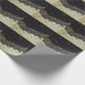 Goldene Welle, papierähnliche Textur. Geschenkpapier (Ecke)