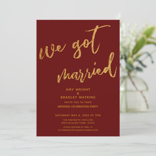 Goldene Wellen Wir Got Verheirateten Burgunder Rot Einladung (Stehend Vorderseite)