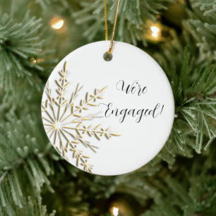 Goldene Winterschneeflocke auf der weißen Verlobun Keramik Ornament