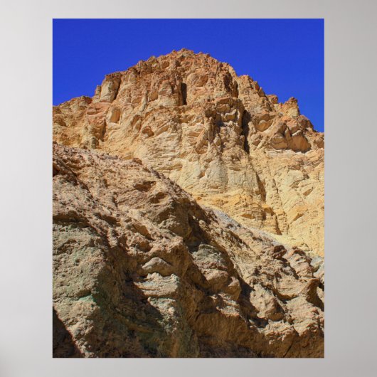 Goldene Wüstenklippe unter blauem Himmel Poster (Vorne)