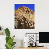 Goldene Wüstenklippe unter blauem Himmel Poster (Heimbüro)