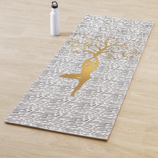 Goldene Yoga-Pose Silhouette mit Baum Yogamatte (Beispiel)