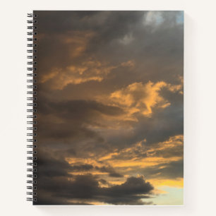 Goldener Abendhimmel mit dramatischen Wolken bei S Notizblock