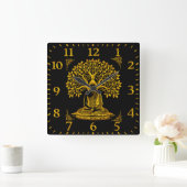 Goldener Buddha im Tal des Baumes in Friedlicher M Quadratische Wanduhr (Zuhause)