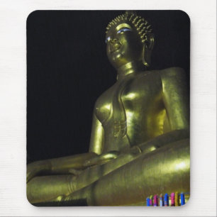 Goldener Buddha in der Nacht Mousepad
