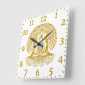 Goldener Buddha-Meditation zwischen Bäumen Quadratische Wanduhr (Winkel)