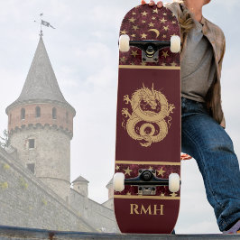 Goldener Drache auf Burgunderrot mit Sternen-Mond- Skateboard