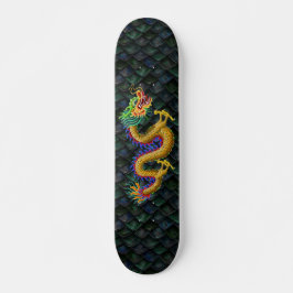 Goldener Drache auf der Skala des grünen Drachen Skateboard