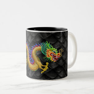 Goldener Drache auf dunklen Skalen Zweifarbige Tasse