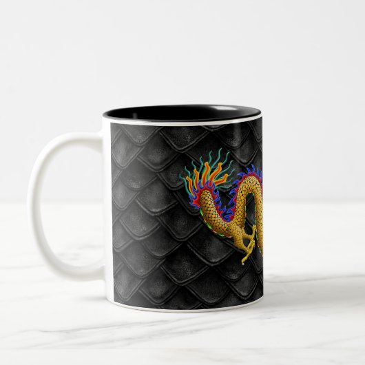 Goldener Drache auf dunklen Skalen Zweifarbige Tasse (Links)