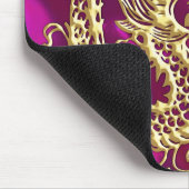Goldener Drache auf Magenta Satin Mousepad (Ecke)