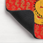 Goldener Drache in Rot Mousepad (Ecke)