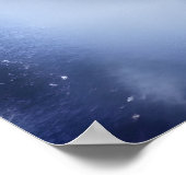 Goldener Giftfrosch im Schnee | AI Art Poster (Ecke)