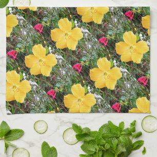 "Goldener Glanz: Gelbe Hibiskusblüte an einem Baum Geschirrtuch