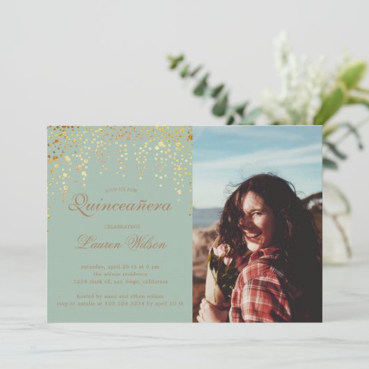 goldener Glitzer auf grünem Quinceanera Foto Einla Einladung (Stehend Vorderseite)