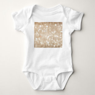 Goldener Glitzer, verschwommenes Weihnachtsgebäck. Baby Strampler