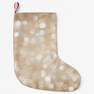 Goldener Glitzer, verschwommenes Weihnachtsgebäck. Kleiner Weihnachtsstrumpf