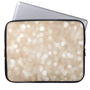 Goldener Glitzer, verschwommenes Weihnachtsgebäck. Laptopschutzhülle