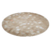 Goldener Glitzer, verschwommenes Weihnachtsgebäck. Schneidebrett (Ecke)