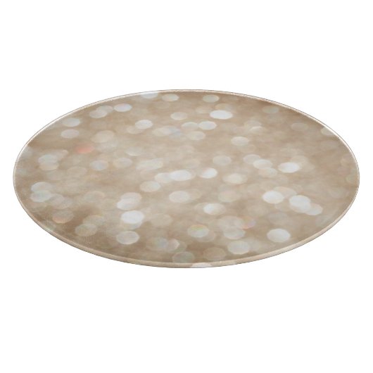 Goldener Glitzer, verschwommenes Weihnachtsgebäck. Schneidebrett (Ecke)