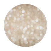 Goldener Glitzer, verschwommenes Weihnachtsgebäck. Schneidebrett (Vorderseite)