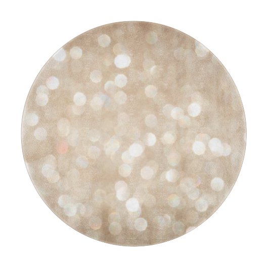 Goldener Glitzer, verschwommenes Weihnachtsgebäck. Schneidebrett (Vorderseite)