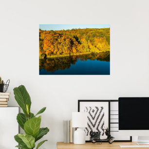 Goldener Herbstwald und Spiegelsee Poster