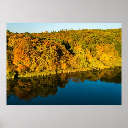 Goldener Herbstwald und Spiegelsee Poster (Vorne)