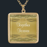 Goldener Hochzeitstag der Rolle-50. Vergoldete Kette<br><div class="desc">Herrliches und hoch entwickeltes goldenes scrollwork auf einem Goldhintergrund und mit einem Imitatsatin-Endband überstieg mit einem goldenen Juwel wie Monogrammknopf mit den Wörtern "50. Jahrestag". Gerade rechtzeitig für Ihren goldenen Hochzeitstag!</div>