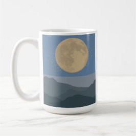 Goldener Mond über ruhige Berge Kaffeetasse