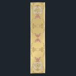 Goldener Ocker zum 50. Hochzeitstag Kurzer Tischläufer<br><div class="desc">Sie suchen den passenden 50. oder 1. Hochzeitstag Läufer? Dann vielleicht eine schöne,  goldfarbene ockerfarbene,  verzierte Herzwiederholung und Gemsteingrafik wird nur das,  was ihnen BEIDE geben wird!</div>