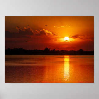 Goldener Oranges Sonnenuntergang über einem ruhige Poster