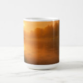 Goldener Regen in der Abenddämmerung Kaffeetasse (Mittel)