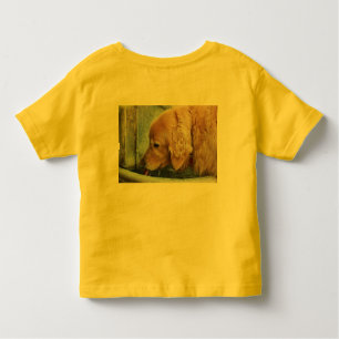 goldener Retriever aus dem Brunnen im Freien Kleinkind T-shirt