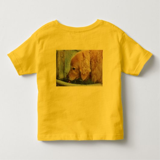 goldener Retriever aus dem Brunnen im Freien Kleinkind T-shirt (Rückseite)