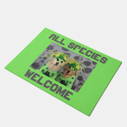 Goldener Retriever-Außerirdische begrüßt alle Fußmatte (Schrägansicht)