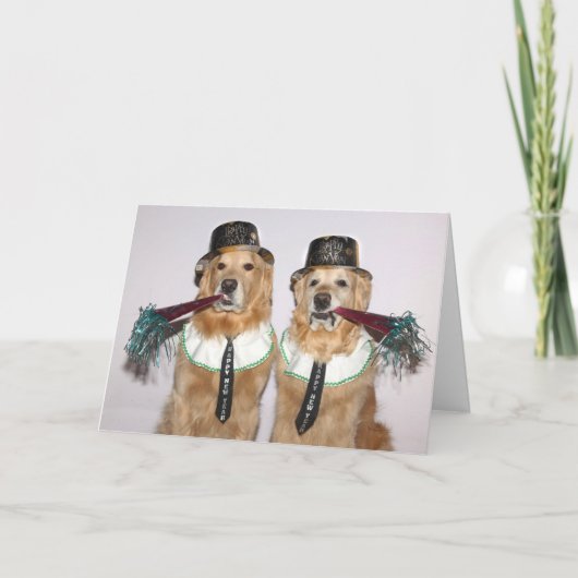 Goldener Retriever bläst Neujahrshörner Karte (Vorderseite)