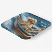 Goldener Retriever, der ein altes Holzboot fährt Pappteller (Gewinkelt)