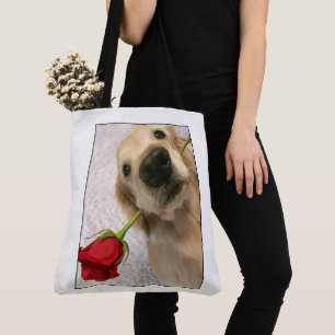 Goldener Retriever-Hund mit Roter Rose Tasche