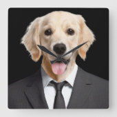 Goldener Retriever im Anzug Quadratische Wanduhr (Vorderseite)