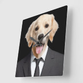 Goldener Retriever im Anzug Quadratische Wanduhr (Winkel)