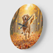 Goldener Retriever im Herbstwald Große Wanduhr (Winkel)