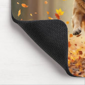 Goldener Retriever im Herbstwald Mousepad (Ecke)
