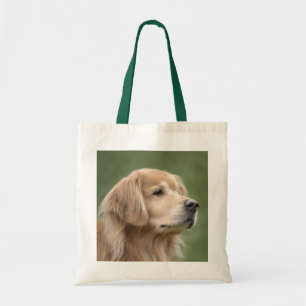Goldener Retriever in der Nähe Tragetasche