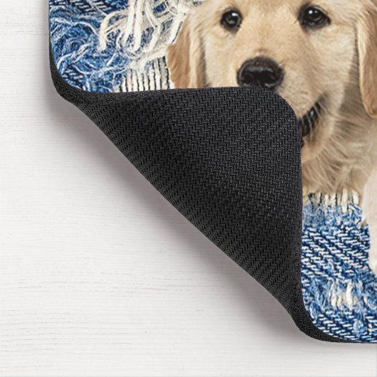 Goldener Retriever in gebrechtem Denim-Loch Mousepad (Ecke)