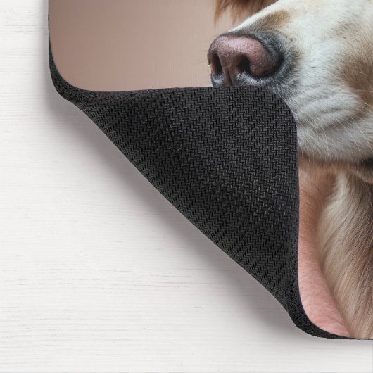 Goldener Retriever in rosafarbenen Haarburtern Mousepad (Ecke)